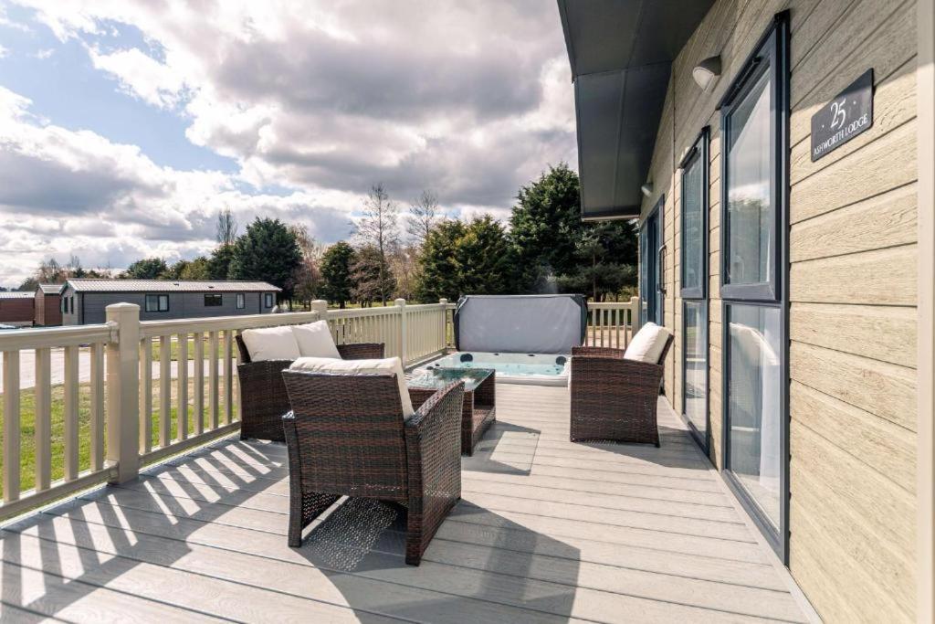 Barmby on the Moor Ashworth Lodge With Hot Tub חדר תמונה