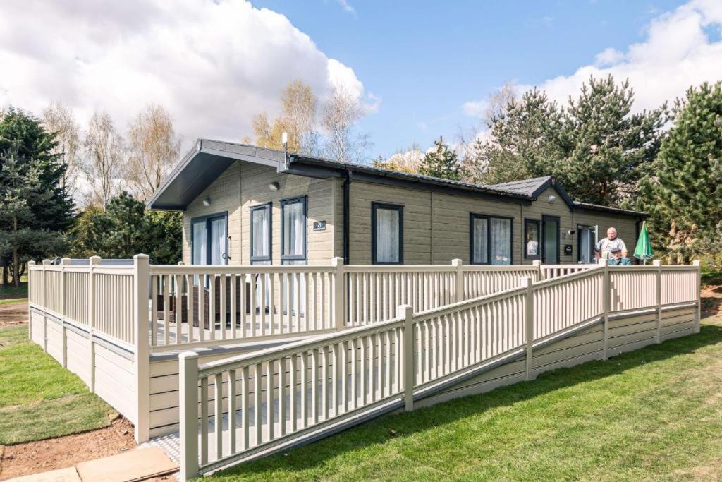 Barmby on the Moor Ashworth Lodge With Hot Tub חדר תמונה